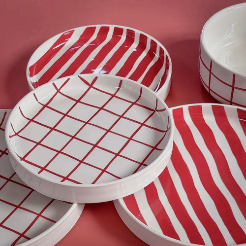 Assiettes stripes rouges