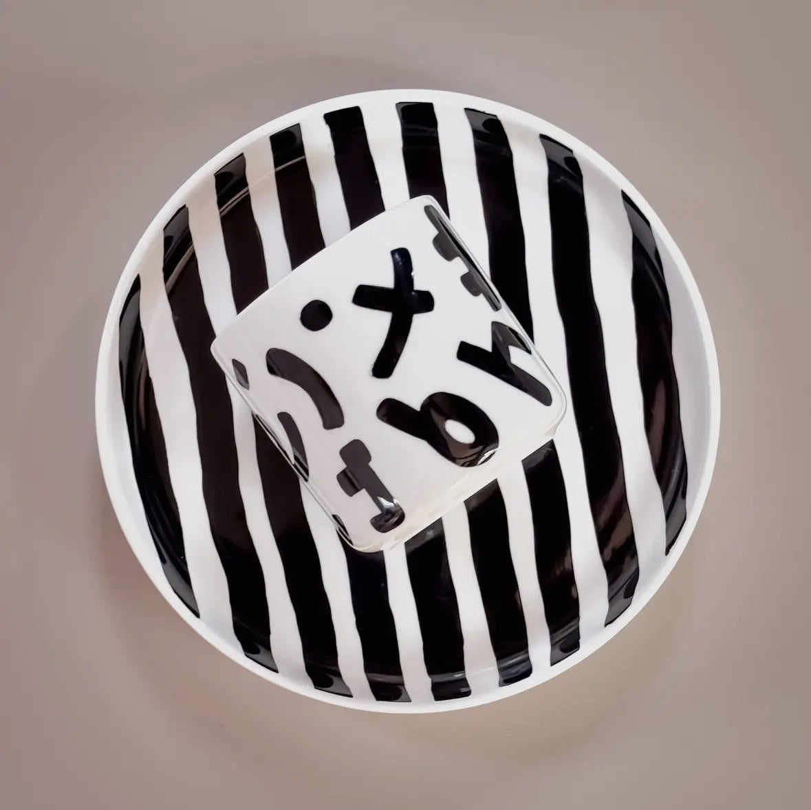 Assiettes stripes noir