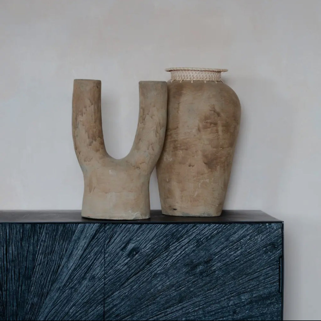 Vase long en terre cuite