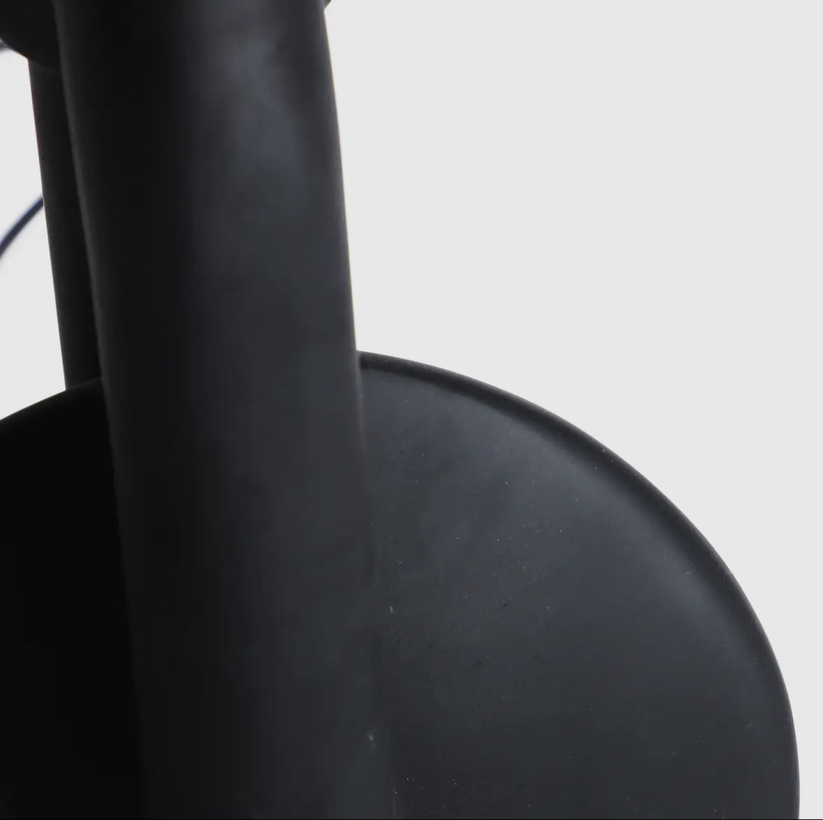 Lampe de table en résine noire