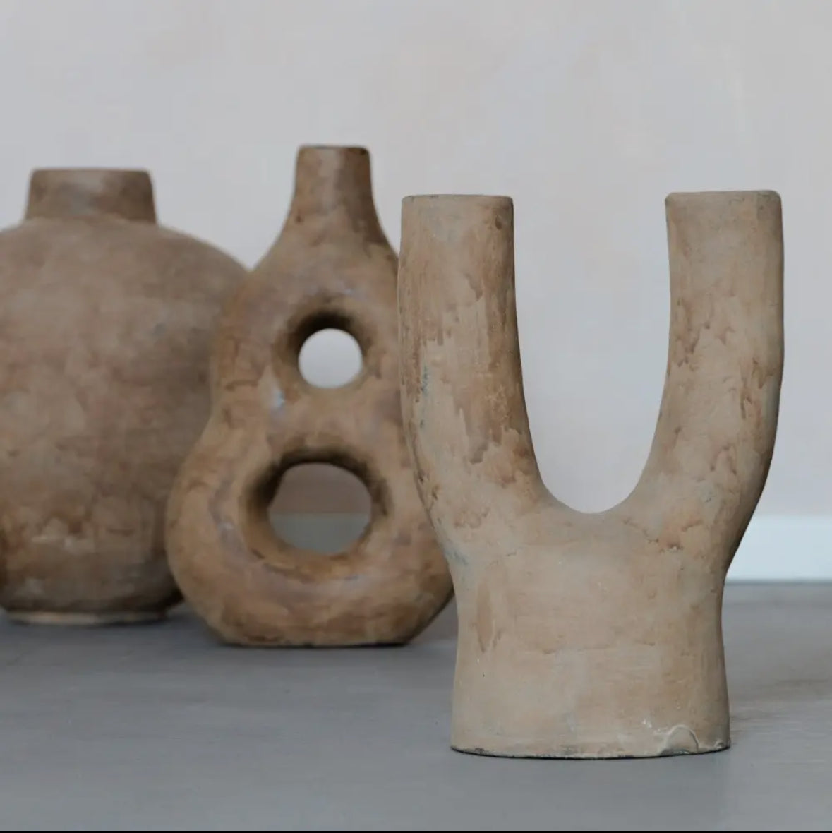 Vase en terre cuite en forme de U