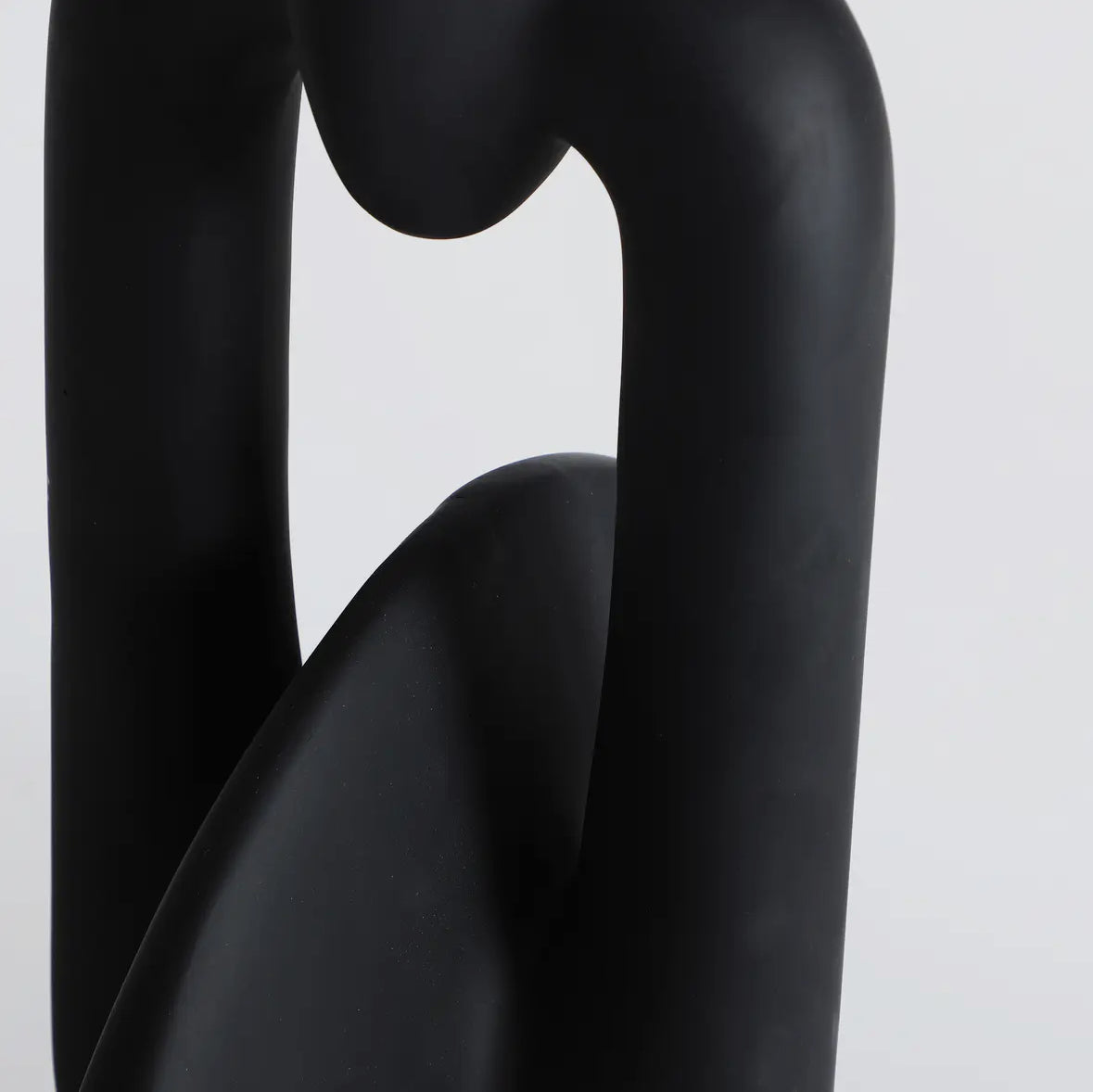 Lampe de table en résine noire