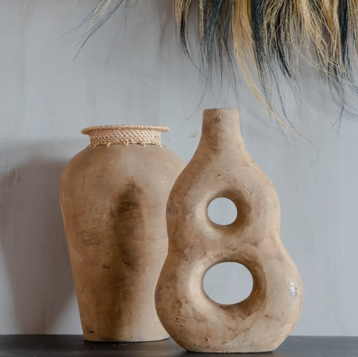 Vase long en terre cuite